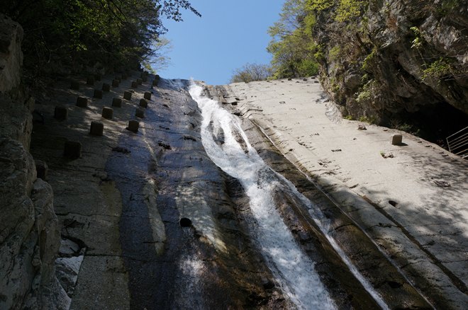 鉱山の山から流れる滝.JPG